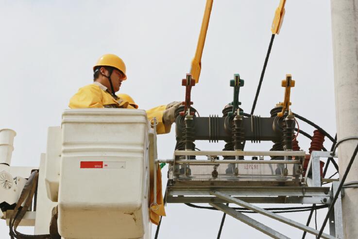 國網利辛縣供電公司帶電作業(yè) 提升居民優(yōu)質電能“獲得感”