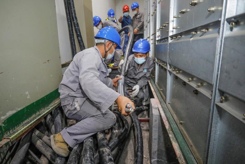 與時(shí)間賽跑，為生命加速 電力員工星夜鏖戰(zhàn)為醫(yī)院用電“增容”