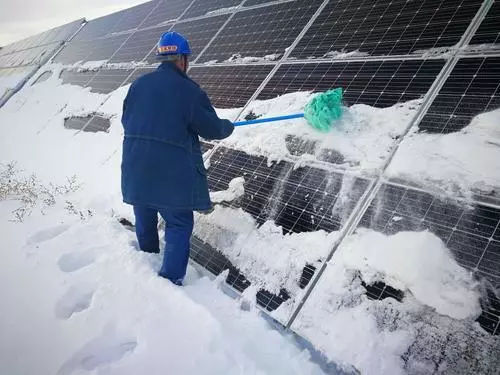 全國大降溫風(fēng)雪來襲 快來給光伏電站清理積雪！