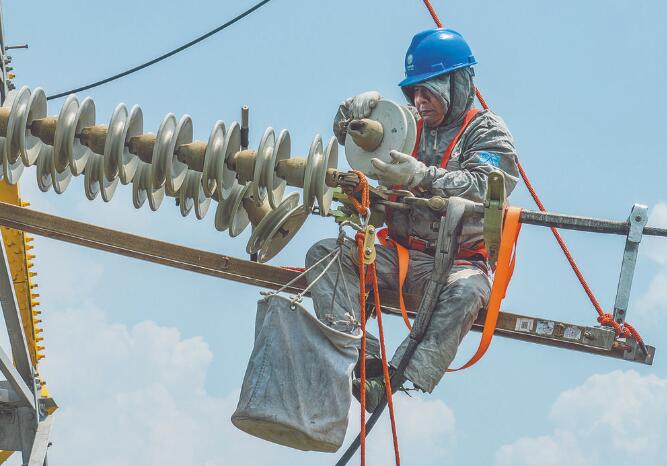 江蘇南京供電公司等電位作業(yè)方式登塔更換絕緣子