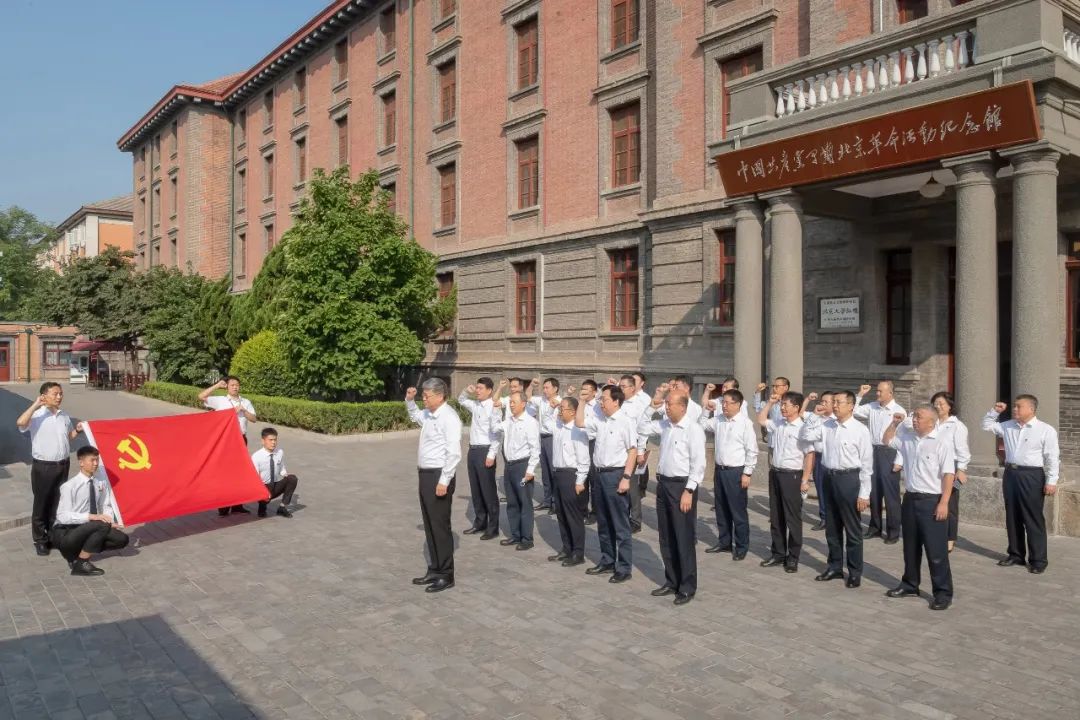 國(guó)家能源集團(tuán)黨組成員集體參觀學(xué)習(xí) “光輝偉業(yè)、紅色序章”主題展覽