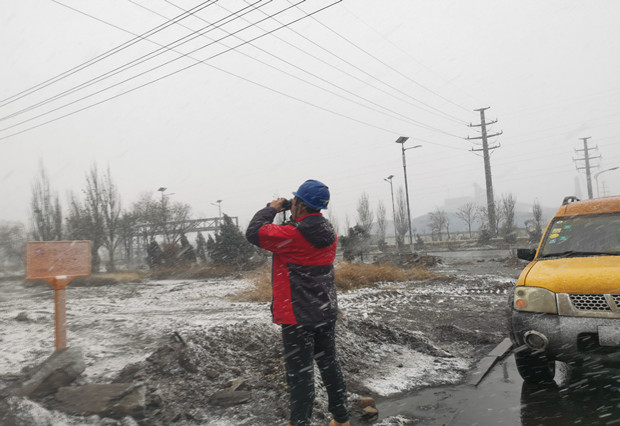 六五四供電公司：踏雪巡線(xiàn)保供電