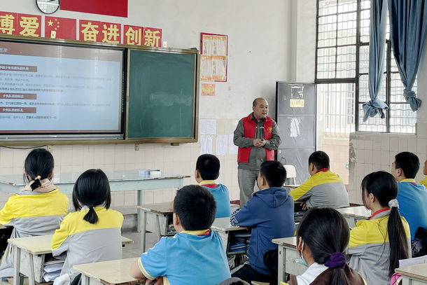 國能開遠發(fā)電公司團總支學(xué)雷鋒主題實踐活動進校園