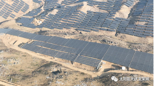 安泰科柔性太陽能光伏支架助力全國(guó)海拔最高、坡度最大光伏項(xiàng)目