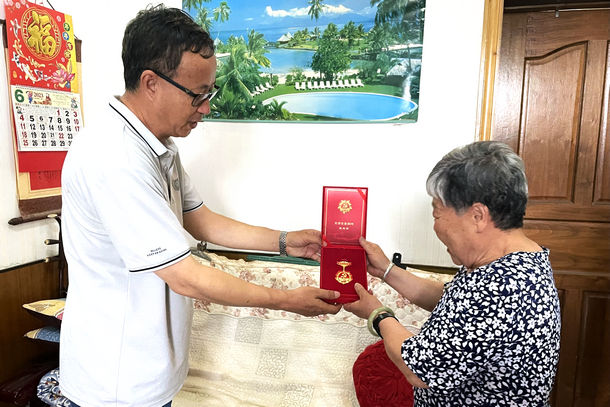 國能開遠(yuǎn)公司開展“光榮在黨50年”紀(jì)念章頒發(fā)暨 “七一”走訪慰問活動