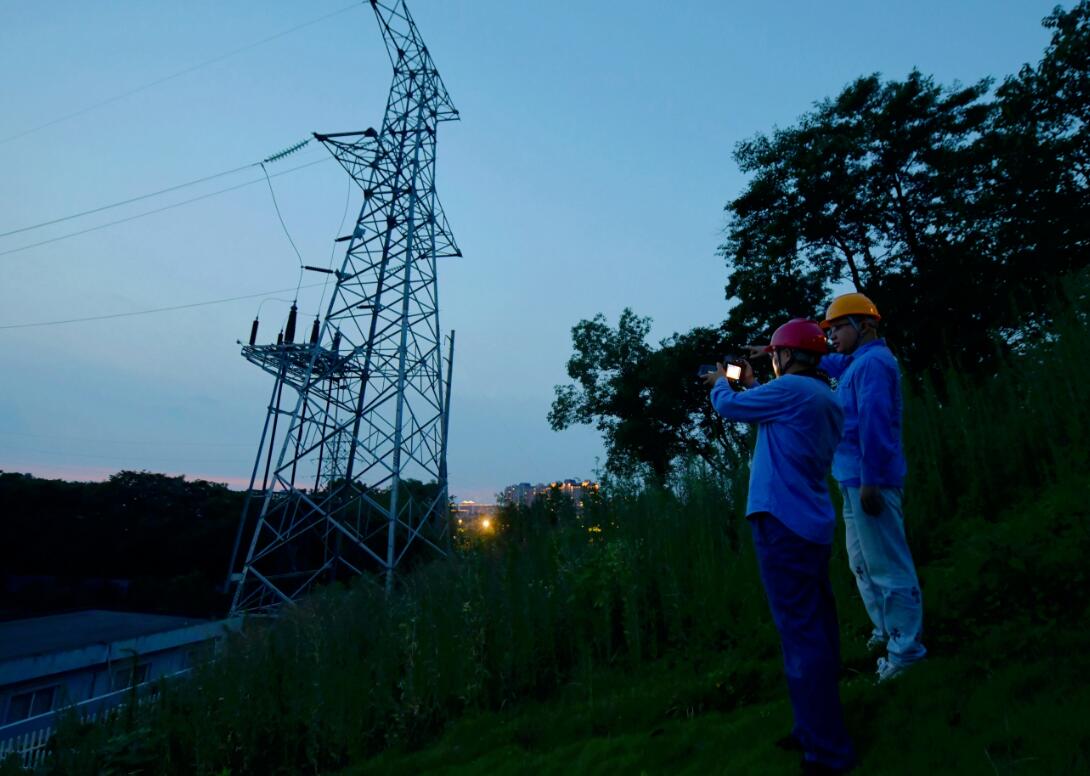 國網余姚市供電公司夜巡測溫查隱患全力以赴護清涼