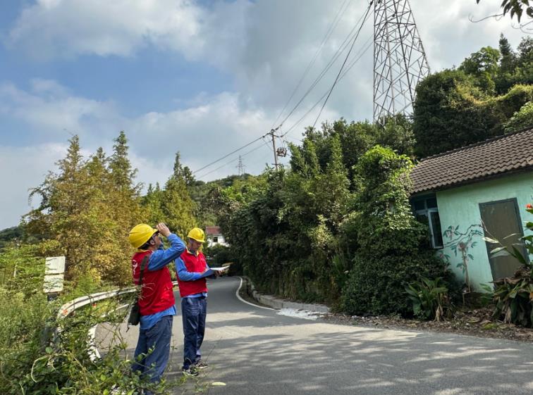 國網(wǎng)余姚市供電公司線路特巡保安全 護航國慶“滿格電”