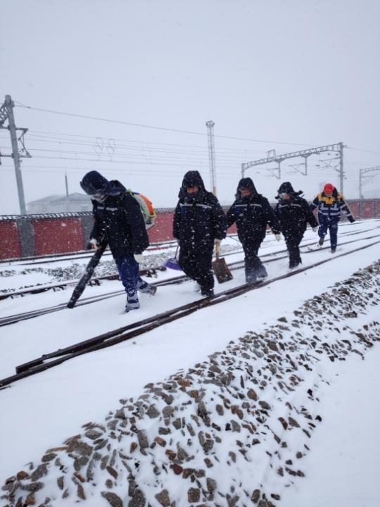 哈爾濱供電段雪中巡視保障行車(chē)供電安全