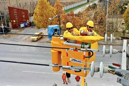 國網睢寧縣供電公司帶電更換開關保冬季可靠供電