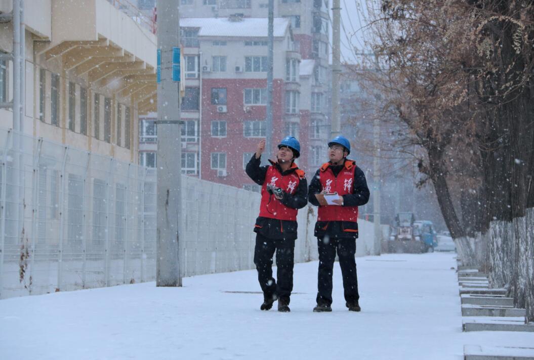 國網(wǎng)大石橋市供電公司：戰(zhàn)風雪斗嚴寒 特巡保供護民生