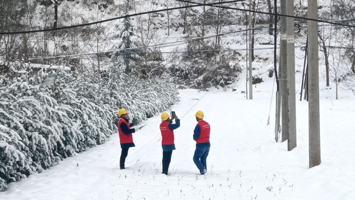 國網(wǎng)洛南縣供電公司冰雪巡線守護(hù)萬家燈火