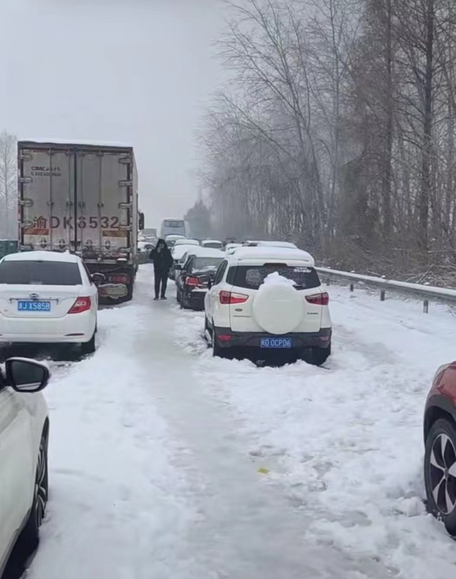 湖北凍雨暴雪導(dǎo)致高速公路堵塞，電動(dòng)汽車再現(xiàn)“趴窩”