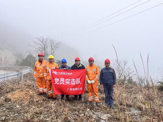 廣西崇左供電局應急特勤隊馳援桂林抗冰保供電