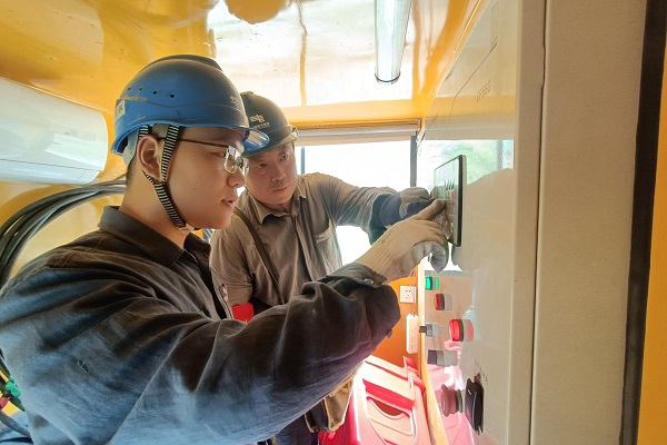 貴州電網公司石阡供電局為困牛山“紅色陣地”保電護航