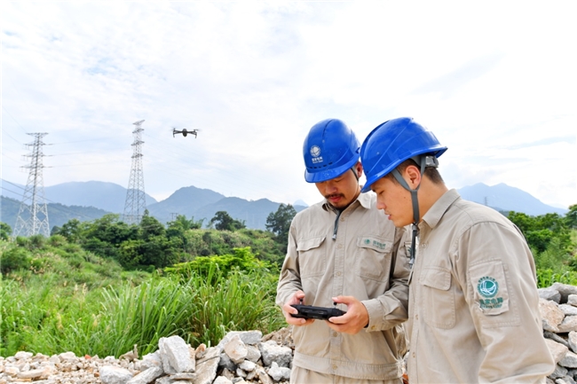 國網羅源縣供電公司無人機巡視山區(qū)線路 保障電網安全度夏