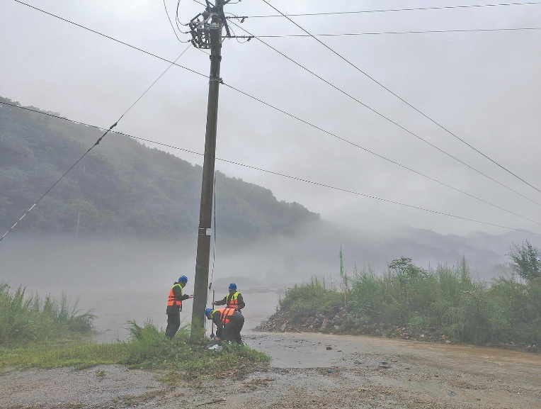 國網(wǎng)吉林電力公司調(diào)度搶修力量 應(yīng)對強(qiáng)降雨考驗(yàn)