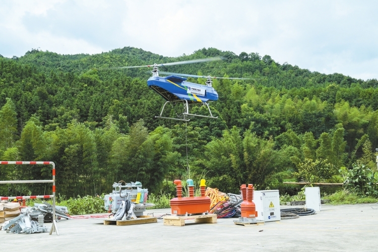 南方電網配電基建領域首次重載無人機運輸成功