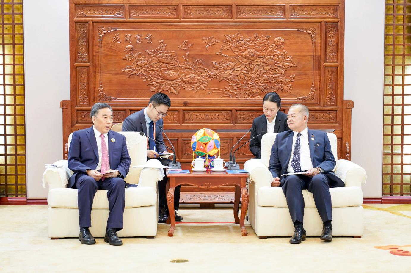 中國能建黨委書記、董事長宋海良與老撾副總理吉喬·凱坎匹吞會談