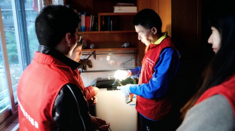 國網(wǎng)浙江物資公司電力青年主動(dòng)上門服務(wù)，“電暖”千萬家