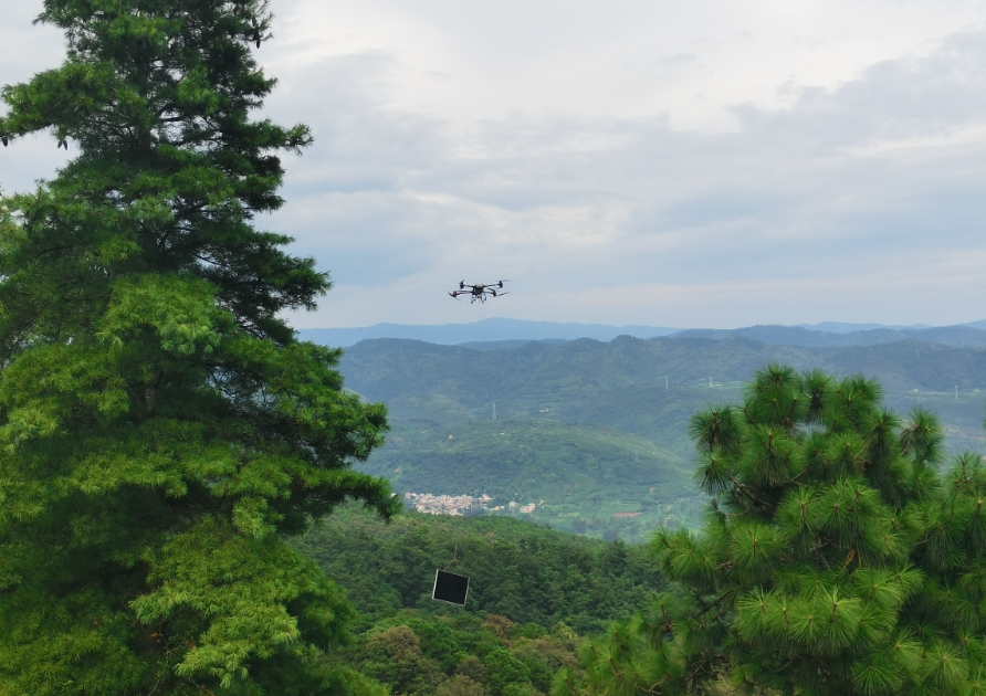 無人機(jī)“飛”越陡坡，山地光伏施工提速