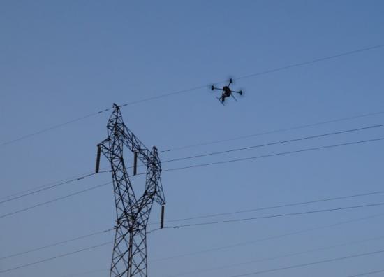 實現(xiàn)電力智能巡檢、帶電水沖洗、架空輸電線路無人機巡檢