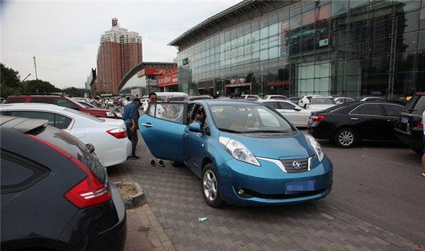 一年新車對(duì)折賣 新能源二手車何去何從？