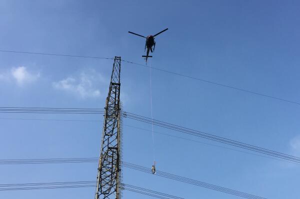 南方電網成功進行運行線路直升機帶電作業(yè) 系國內首次