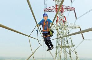 黃河上空走線的身影——記山東電力檢修公司員工王進(jìn)的一天