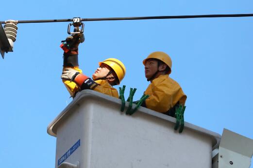 國網福安市供電公司：帶電安裝驗電環(huán)  助力“迎峰渡冬”